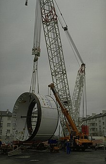 Descente de la jupe du tunnelier Perceval en décembre 1997, à la future station Clemenceau.