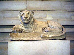 Lion couché qui gardait l'entrée d'une chapelle du Sérapéum de Saqqarah sous le règne de Nectanébo Ier, XXXe dynastie, aujourd'hui au Musée du Louvre aux antiquités Egyptiennes, ref. N 432C.