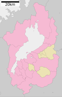 Mapa konturowa prefektury Shiga, na dole nieco na lewo znajduje się punkt z opisem „Kusatsu”