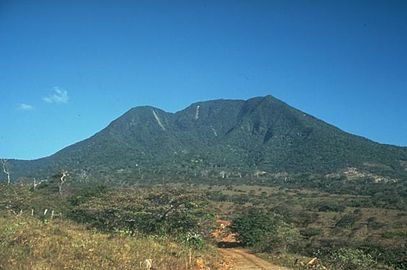 Parque nacional Guanacaste. Ubicado en la sección norte de la provincia, protege tres tipos de bosque: bosque seco, bosque lluvioso y bosque de transición. Incluye las cimas de los volcanes Orosí (en la foto) y Cacao. Protege cerca de 3.000 especies de plantas, 5.000 de mariposas y 300 de aves, y mamíferos como el tepezcuinte, el venado, el jaguar, el cariblanco, el puma, la danta, el pizote, el saíno, el armadillo, el tolomuco y el perezoso de dos dedos. Cuenta con tres estaciones biológicas: Maritza, Pitilla y Cacao.