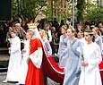 Représensation de la Vierge Marie pendant la procession de mai 2010.