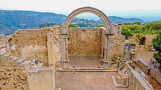 Ruderi del Convento dei Frati Minori Osservanti; detto anche convento dei “Cento Archi”.jpg