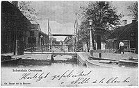 De overhaal naar de Slotervaart van dichtbij gezien, met zicht op de polder. Hier ligt nu de brug (nr. 199) naar de Surinamestraat; circa 1900.