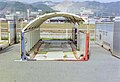 大幅な規制緩和の恩恵で、鉄道輸送での建築限界に対応して高級車を二段積みに出来る、ドーム屋根の新型コンテナも登場していた。 ※画像は、重箱の様に二段積み使用のコンテナの上部側を平面に置いて、ドーム屋根を片側へ半開きにして、車を出し入れする作業員の便宜を図っている状態の風景。 1995年4月撮影、福岡県／旧苅田港駅。