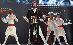 Vlatko Ilievski esittämässä kappaletta Eurovision laulukilpailussa