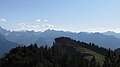 Blick vom Anstieg zur Gamsfreiheit: Die von Norden ansteigenden Weideflächen der Elsalpe stürzen nach Süden schroff ins Innere Grubser Tobel ab. Über dem Steilabbruch der Stierkopf.