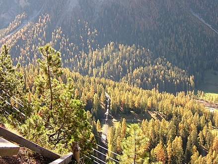 Southbound freight train after leaving Plaz loop tunnel (view from footpath to Piz Darlux) Südwärts fahrender Güterzug nach dem Verlassen des Plaz Kehrtunnels (Blick vom Fussweg zum Piz Darlux)