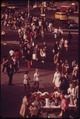 I pedoni a New York City camminano durante l'ora di punta serale nel 1973.