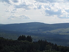 Vue de l'Erbeskopf depuis le :Burg Wildenburg (de) au nord-est.