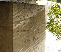 Inscription De Lyon Wycliffe Hus monument réformation Genève.jpg