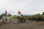 Soldados de JGSDF y soldados estadounidenses participan en la ceremonia de apertura de Orient Shield 2017 en Camp Shin Yokotsuka, 11 de septiembre de 2017