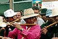 Individus del poble nasa, de la serralada dels Andes de Colòmbia tocant la flauta kuv’.