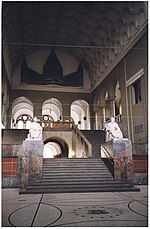 מדרגות בכניסה לבניין הראשי של האוניברסיטה