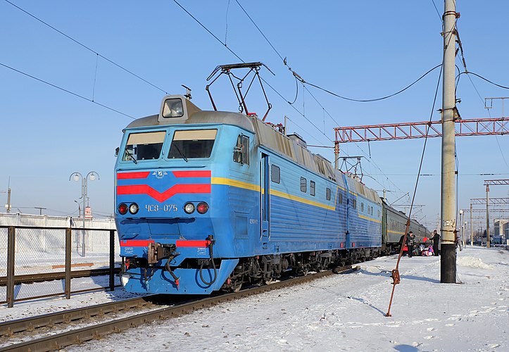 Электровоз ЧС8-075 (1989 года выпуска) под пассажирским поездом Москва—Кишинёв. Винница (Украина), 5 января 2011 года.