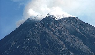 Puncak kawah Gunung Merapi sebelum meletus tahun 2006