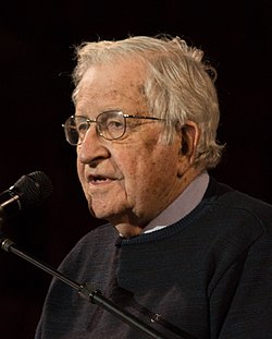 Noam Chomsky vuonna 2017.