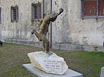פסל של לוחם גבעתי זורק רימון
