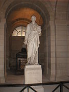 statue de Voltaire devant sa tombe