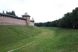 Ров и стены (вид на юг) - panoramio.jpg