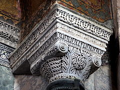 Capitel de la basílica de Hagia Sophia, en mármol blanco delicadamente tallado