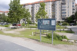 Site do Führerbunker e quadro de informações sobre Gertrud-Kolmar-Straße em abril de 2007