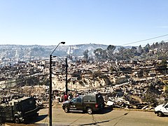 Cerro incendiado en Valparaíso, abril de 2014.jpg