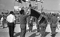 דגל גדוד נח"ל 905 בטקס הקמת היאחזות נח"ל דקלה בסיני, יולי 1969.
