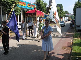 Een monstrans die onder een baldakijn wordt meegedragen