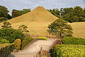 日本熊本縣熊本市水前寺成趣園模仿富士山形狀建成的築山「富士」