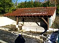 Le lavoir de Saint-Witz, aménagé à partir de la Fontaine-aux-Chiens, rue de la Fontaine-aux-Chiens. Jusqu'en 1962, l'eau potable de Saint-Witz provenait de cette source.