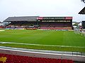 Der 2008 geschlossene und 2013 abgerissene Main Stand. Er wurde 2014 durch den Elton John Stand ersetzt.