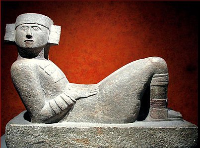 Ĉakmool (Chichén Itzá, urbo de majaoj fondita en la 6-a jarcento). La civilizacioj mezamerikaj disvolvigis apartan kulturon ligitan al la ceremonia milito inter rivalaj urboŝtatoj, kio inkludis la homoferon de la prizonuloj por garantii la kosmologian ordon, krom antropofagion de ankoraŭ studita konsiderado.[49]