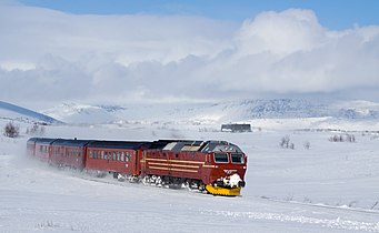 Тепловоз NSB Di 4 тягне за собою денний поїзд із Буде до Тронгейма