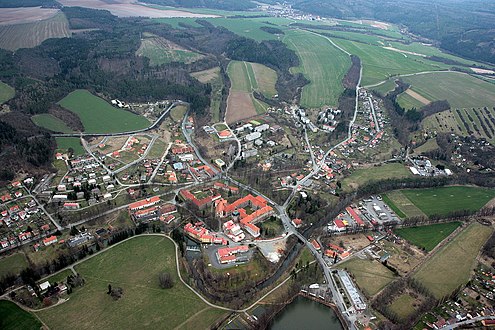 Vue aérienne de Plasy (abbaye au premier plan).