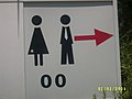 שלט הכוונה לשירותים. כולל את סמל שירותי הגברים (מימין), סמל שירותי הנשים (משמאל) והאותיות OO המסמלות את השירותים לעיתים קרובות[2]