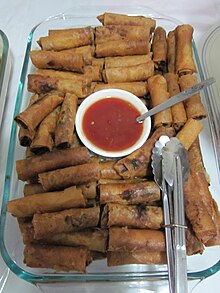 Bandeja con lumpiás y salsa agridulce