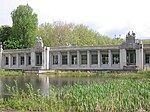 U-Bahnhof Rathaus Schöneberg mit aufliegender Carl-Zuckmayer-Brücke im Jahr 2005