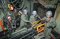AC-130Uに搭載されたM102榴弾砲（手前）とボフォース 40mm機関砲（奥）の装填手