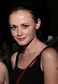 Alexis Bledel interpreta Emily Malek.