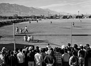 Un match de baseball à Manzanar. Photo par Ansel Adams c. 1943