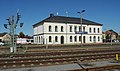 Bahnhof Bischofswerda mit Empfangsgebäude und Bahnsteigsüberdachungen