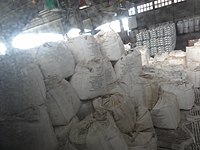 Blick auf ein Zwischenlage für Rohstoffe (im Vordergrund sog. Big Bags [ausgelegt für 1000 kg, urprüngl. Inhalt Dextrose Monohydrate]), im Hintergrund Alu als Großbarren