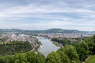 Linz, von der Franz-Josefs-Warte, Blickrichtung Osten. Mittig die Donau, im Hintergrund das bergige Mühlviertel mit dem markanten Pfennigberg