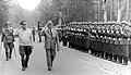 Horst Stechbarth et Erich Honecker lors d'une visite aux troupes des forces terrestres de la Nationale Volksarmee, 1984.