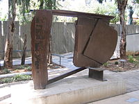 Black Cover Flat, escultura n'aceru d'Anthony Caro (1974). Tel Aviv Museum of Art, Tel Aviv.
