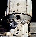 Космонавтът Валерий Поляков гледа към приближаващата совалка.