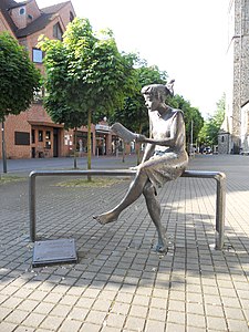 Die Lesende, een sculptuur van Jürgen Ebert