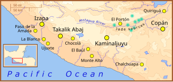 Takalik Abaj est situé immédiatement au sud d'une zone élevée, et au nord d'une grande plaine côtière plate. L'Océan Pacifique borde la côte au sud-ouest.