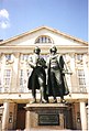 Goethe-Schiller-Statue vor dem Deutschen Nationaltheater