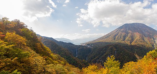 Jesienna panorama: wodospad Kegon, jezioro Chūzenji i góra Nantai